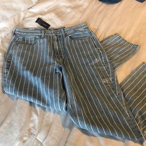 AMERICAN EAGLE SIZE 6 MOM JEANS